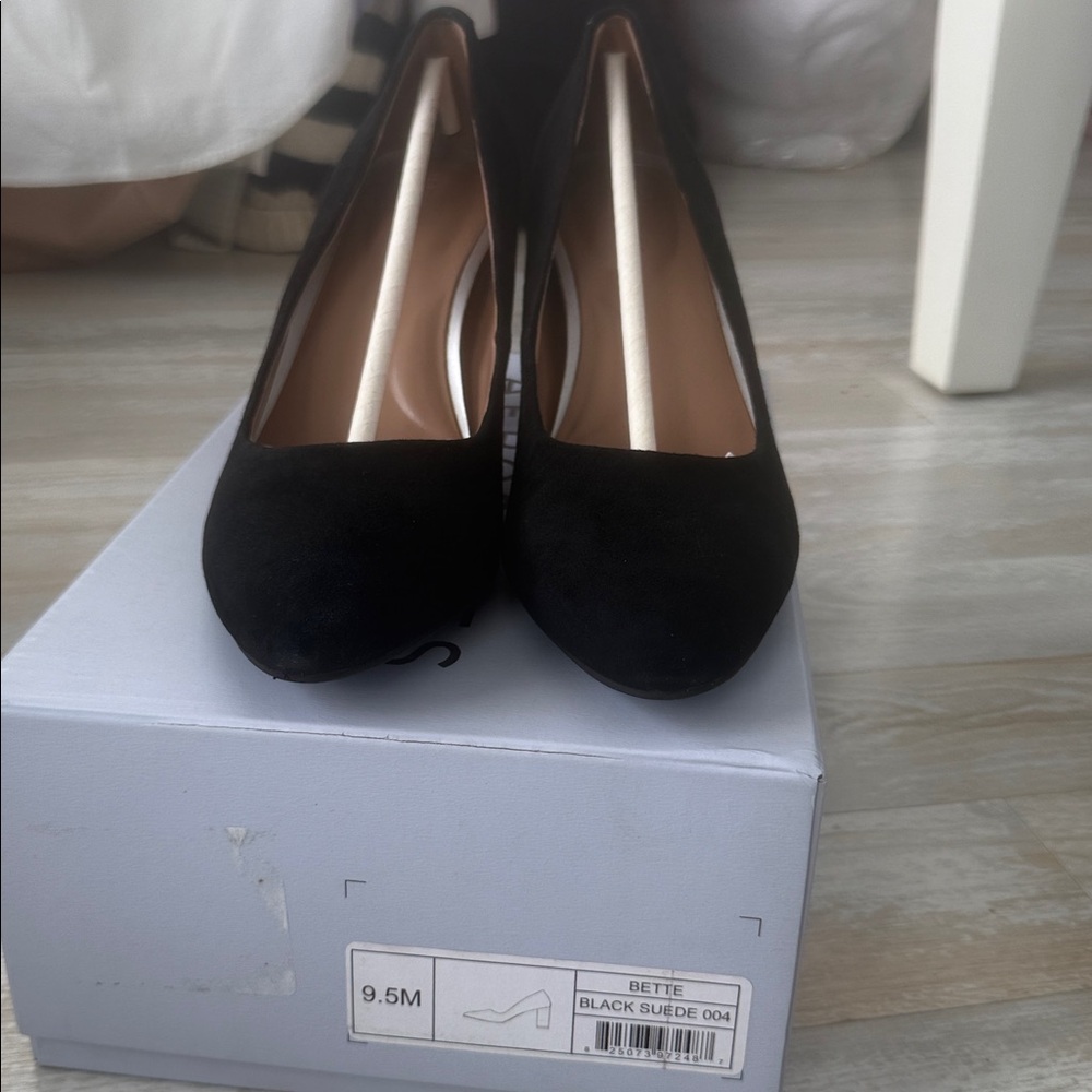 AEROSOLES Black Suede Heels